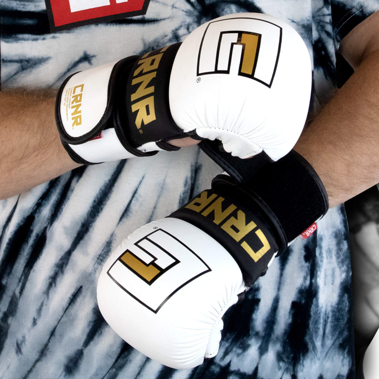 Photo a MMA athlete training with the white Combat Corner MMA Spar Gloves